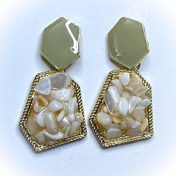 💕Supercute Gold Tone Earrings💕Sage Green Enamel and shells💕 - Picture 2 of 3
